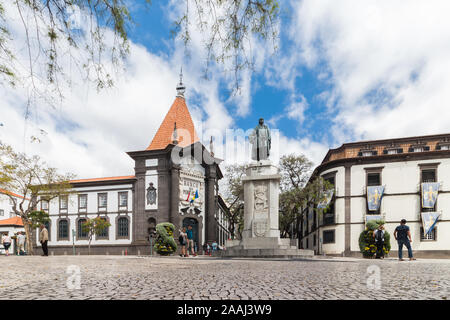 FUNCHAL, Madeira, Portugal - novembre 2019 : 'Joao Gonçalves Zarco statue" en face de "Banco de Portugal' bank dans la ville de Funchal Banque D'Images