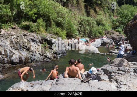 CURRAL DAS FREIRAS, Madeira, Portugal - AOÛT 2019 : Sommaire des populations locales dans le bain 'Poco dos Chefes' plage rocheuse naturelle dans la région de Curral das Freiras, Banque D'Images