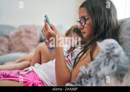 Bénéficiant d'amis des jeux d'ordinateur sur canapé Banque D'Images