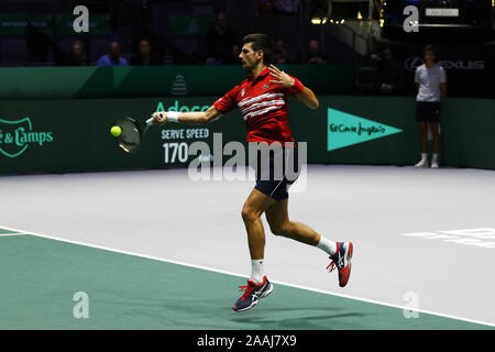 Madrid, Espagne. 22 Nov 2019. Novak Djokovic la Serbie de l'équipe nationale contre l'Khachanov Karen de l'équipe nationale de la Russie en quarts de finale de la Coupe Davis de tennis qui s'est tenue à la boîte magique à Madrid.Novak Djokovic vainqueur Photo : Juan Carlos Rojas/photo | Alliance mondiale d'utilisation Banque D'Images