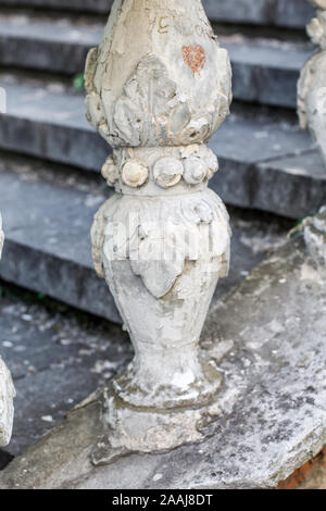 Colonnes sur l'ancien escalier. La main courante des escaliers Banque D'Images