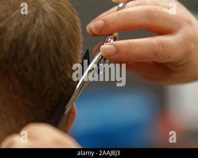 Les images montrent les coiffeurs au travail dans un salon nommé à la mode anglaise d'un salon de coiffure. De plus en plus d'entrepreneurs en Biélorussie a commencé à appeler leur w Banque D'Images