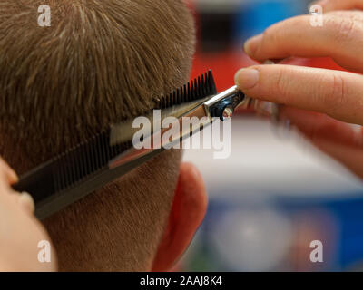 Les images montrent les coiffeurs au travail dans un salon nommé à la mode anglaise d'un salon de coiffure. De plus en plus d'entrepreneurs en Biélorussie a commencé à appeler leur w Banque D'Images