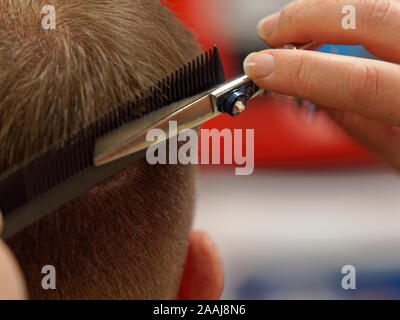 Les images montrent les coiffeurs au travail dans un salon nommé à la mode anglaise d'un salon de coiffure. De plus en plus d'entrepreneurs en Biélorussie a commencé à appeler leur w Banque D'Images