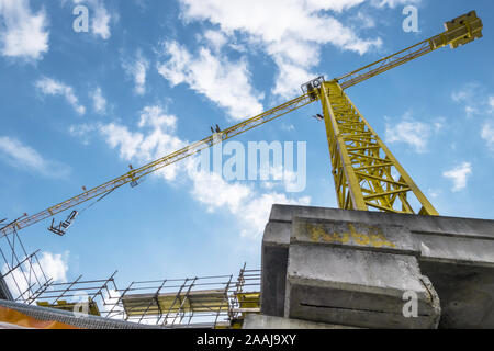 De vastes plates-formes fournissant des échafaudages pour les travaux en cours sur un nouveau bloc d'appartement. Site de construction. Immobilier grues. Bâtiment de grande hauteur Banque D'Images