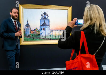 Sothebys, Londres, Royaume-Uni. 22 Nov 2019. Konstantin Fedorovich Yuon, l'ancienne ville d'Ouglitch, estimation : 600 000 - 800 000 GBP - Sotheby's previews sa semaine de l'Art Russe avec des œuvres de sa fédération de photos et d'oeuvres d'Art, Fabergé et icones sales le 26 novembre à Londres. Crédit : Guy Bell/Alamy Live News Banque D'Images