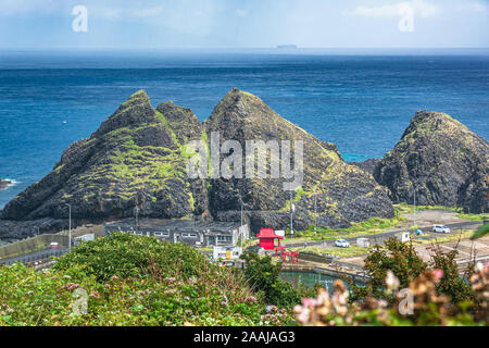 Vue sur l'océan et la côte le long de Tappi en face du détroit de Tsugaru, Aomori, Honshu, Japan Banque D'Images