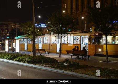 Budapest Deak Ferenc ter, Straßenbahn, Budapest - Deak Ferenc ter, tramway, Banque D'Images