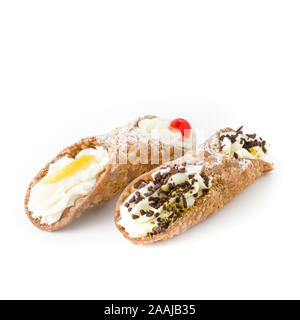 Deux pâtisseries cannoli. Dessert traditionnel sicilien, rempli d'une riche crème ricotta enrichi de grains de chocolat et de fruits confits. Banque D'Images