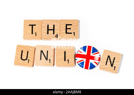 Lettres Scrabble conceptuel : préciser l'Union avec un pin's badge drapeau Union européenne comme l'O. Banque D'Images