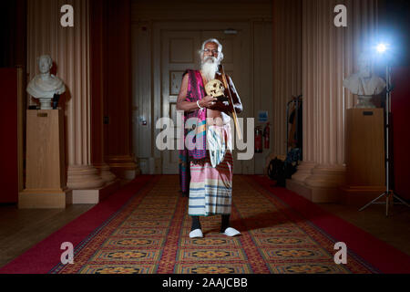 Edimbourg, Ecosse. 22 novembre. 2019. Wani Uruwarige, chef de l'ancienne jungle sri-lankais de la tribu d'habitation personnes veddha, assiste à une cérémonie à l'Université d'Édimbourg Édimbourg en bibliothèque Playfair. L'université a repéré une série de 9 crânes humains qu'il a acquis il y a plus de 100 ans et avait logé dans leur collection anatomique. Wanniya Uruwarige la photo :. Pako Mera/Alamy Live News Banque D'Images