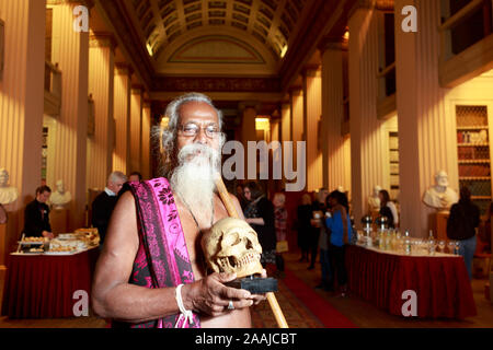 Edimbourg, Ecosse. 22 novembre. 2019. Wani Uruwarige, chef de l'ancienne jungle sri-lankais de la tribu d'habitation personnes veddha, assiste à une cérémonie à l'Université d'Édimbourg Édimbourg en bibliothèque Playfair. L'université a repéré une série de 9 crânes humains qu'il a acquis il y a plus de 100 ans et avait logé dans leur collection anatomique. Wanniya Uruwarige la photo :. Pako Mera/Alamy Live News Banque D'Images