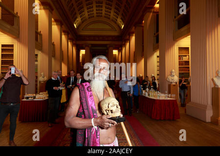 Edimbourg, Ecosse. 22 novembre. 2019. Wani Uruwarige, chef de l'ancienne jungle sri-lankais de la tribu d'habitation personnes veddha, assiste à une cérémonie à l'Université d'Édimbourg Édimbourg en bibliothèque Playfair. L'université a repéré une série de 9 crânes humains qu'il a acquis il y a plus de 100 ans et avait logé dans leur collection anatomique. Wanniya Uruwarige la photo :. Pako Mera/Alamy Live News Banque D'Images