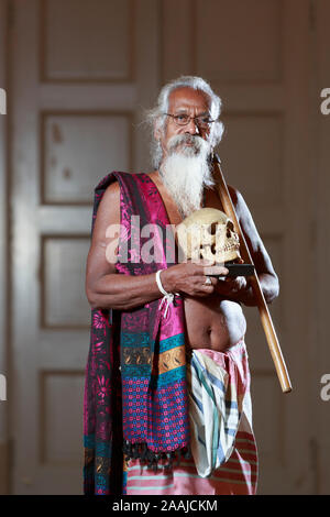 Edimbourg, Ecosse. 22 novembre. 2019. Wani Uruwarige, chef de l'ancienne jungle sri-lankais de la tribu d'habitation personnes veddha, assiste à une cérémonie à l'Université d'Édimbourg Édimbourg en bibliothèque Playfair. L'université a repéré une série de 9 crânes humains qu'il a acquis il y a plus de 100 ans et avait logé dans leur collection anatomique. Wanniya Uruwarige la photo :. Pako Mera/Alamy Live News Banque D'Images