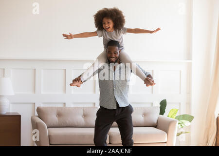 Heureux papa biracial et sa fille s'amuser ensemble, à la maison Banque D'Images