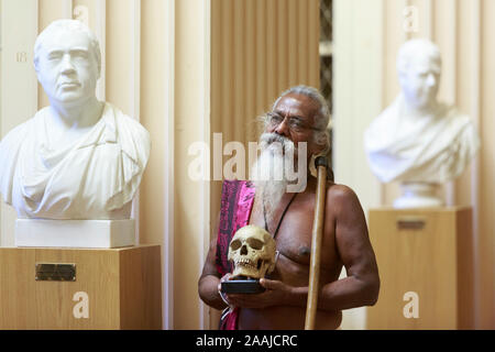 Edimbourg, Ecosse. 22 novembre. 2019. Wani Uruwarige, chef de l'ancienne jungle sri-lankais de la tribu d'habitation personnes veddha, assiste à une cérémonie à l'Université d'Édimbourg Édimbourg en bibliothèque Playfair. L'université a repéré une série de 9 crânes humains qu'il a acquis il y a plus de 100 ans et avait logé dans leur collection anatomique. Wanniya Uruwarige la photo :. Pako Mera/Alamy Live News Banque D'Images