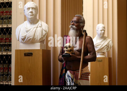 Wanniya Uruwarige, chef de la jungle sri-lankaise, tribu veddha, est titulaire d'un des neuf crânes humains pensé pour être vieux de plus de 200 ans, après une cérémonie à l'Université d'Édimbourg à l'occasion de la bibliothèque Playfair le retour de l'ancestrale demeure à la patrie de la tribus du Sri Lanka. Banque D'Images