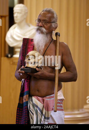 Wanniya Uruwarige, chef de la jungle sri-lankaise, tribu veddha, est titulaire d'un des neuf crânes humains pensé pour être vieux de plus de 200 ans, après une cérémonie à l'Université d'Édimbourg à l'occasion de la bibliothèque Playfair le retour de l'ancestrale demeure à la patrie de la tribus du Sri Lanka. Banque D'Images