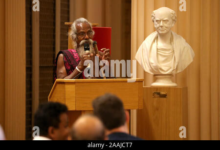 Wanniya Uruwarige, chef de la jungle sri-lankaise, tribu veddha personnes parlant lors d'une cérémonie à l'Université d'Édimbourg à l'occasion de la bibliothèque Playfair le retour de l'ancestrale demeure à la patrie de la tribus du Sri Lanka. Banque D'Images