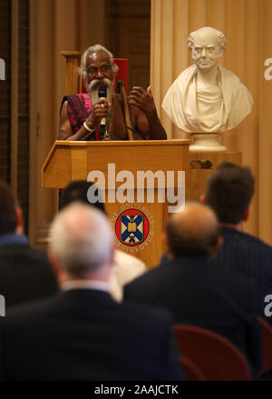 Wanniya Uruwarige, chef de la jungle sri-lankaise, tribu veddha personnes parlant lors d'une cérémonie à l'Université d'Édimbourg à l'occasion de la bibliothèque Playfair le retour de l'ancestrale demeure à la patrie de la tribus du Sri Lanka. Banque D'Images