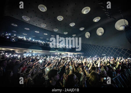 Oslo, Norvège. 17, novembre 2019. Concert des amateurs élèvent leur téléphone intelligent dans l'air à un concert live avec le groupe de hard rock américain Shinedown à Sentrum Scene à Oslo. (Photo crédit : Gonzales Photo - Terje Dokken). Banque D'Images