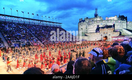 Les spectateurs des gradins de regarder comme un Pipe Band se produit devant le château pendant le Edinburgh Military Tattoo en août 2017. Banque D'Images