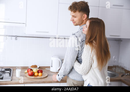 Jeune couple ensemble à la maison l'amour ensemble cuisine concept Banque D'Images