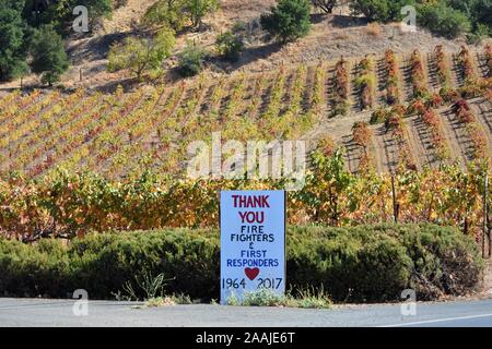 Napa Valley Californie émettent des signes pour les pompiers et premiers répondants qui ils aiment après tant d'incendies ont tué plus de 100 personnes, les viticulteurs d'un raisin Banque D'Images