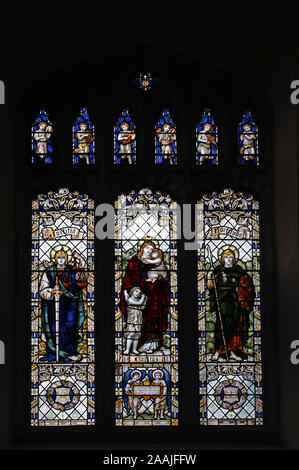 Vitraux de James Powell & Sons Dpeignant, Justice, les saints innocents et Fortitude, l'église St Bartholomée, Sloley, Norfolk Banque D'Images