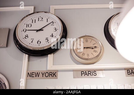 Horloge internationale avec fuseau horaire différent pour New York et Paris sont à accrocher sur le mur Banque D'Images