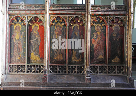 Jubé peint représentant divers saints, fortement dégradé au cours de l'iconoclasme de la Guerre Civile Anglaise, Eglise St Peter, Belaugh, Norfolk Banque D'Images