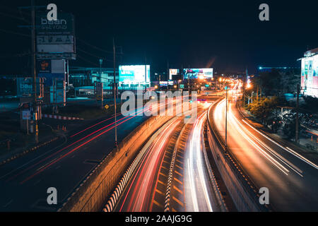 Phuket - Thaïlande, 21 Novembre 2019 : la nuit de la circulation sur la route du tunnel entre shopping mall. L'exposition longue lumière voitures Banque D'Images