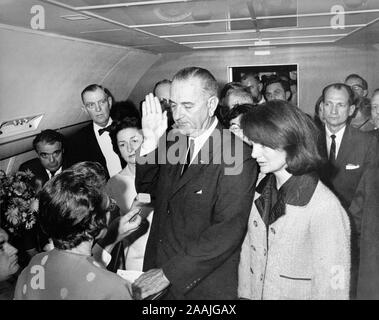 Lyndon B. Johnson, 36e Président des Etats-Unis, prêtant serment à bord de Air Force One à Love Field Airport heures après l'assassinat de John F. Kennedy . L'ancienne première dame, Jackie Kennedy est à sa gauche et son épouse, Lady Bird Johnson à sa droite. La prestation de serment a été menée par le juge Sarah T. Hughes. Banque D'Images