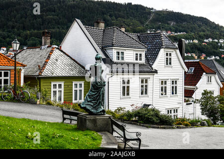 La Norvège. Norvegia. Bergen. Nordness, un pittoresque au centre-ville. Statue en bronze de Amalie Skram, l'écrivain féministe d'avant-garde Banque D'Images