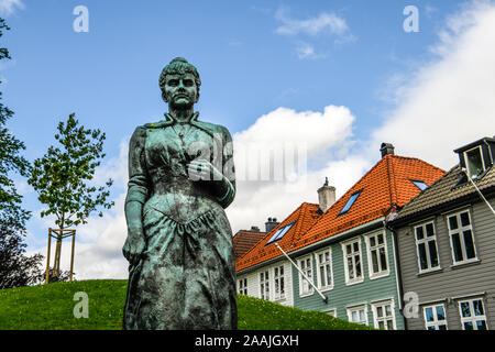 La Norvège. Norvegia. Bergen. Nordness, un pittoresque au centre-ville. Statue en bronze de Amalie Skram, l'écrivain féministe d'avant-garde Banque D'Images