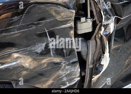 Accident de voiture : Dégâts et détails d'un véhicule accidenté. Close up métal et plastique écrasé après un accident de la circulation. Banque D'Images