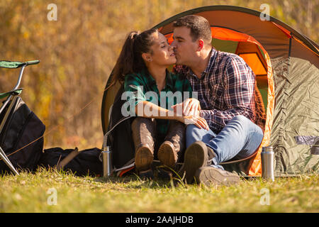 Couple in love kissing devant la tente. Couple heureux Banque D'Images