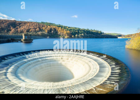 Ladybower Reservoir overflow overflow cloche bell-bouche évacuateur de Ladybower reservoir Derbyshire Peak District National Park Derbyshire, Angleterre, Royaume-Uni Banque D'Images