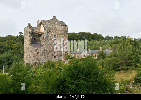 Neidpath Castle. Tower House situé en hauteur avec vue sur les méandres de la rivière Tweed. Scottish Borders, Royaume-Uni Banque D'Images