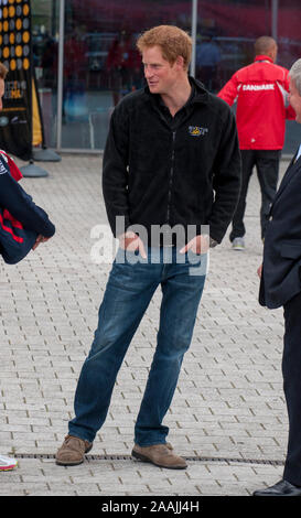 Le prince Harry appuyé par son père, le Prince Charles et son frère le prince William pour le premier jour de l'Invictus games au Lee Valley Park à Londres en 2014. Banque D'Images