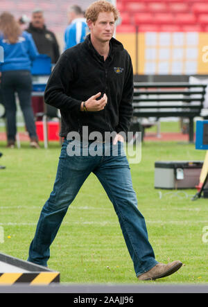 Le prince Harry appuyé par son père, le Prince Charles et son frère le prince William pour le premier jour de l'Invictus games au Lee Valley Park à Londres en 2014. Banque D'Images