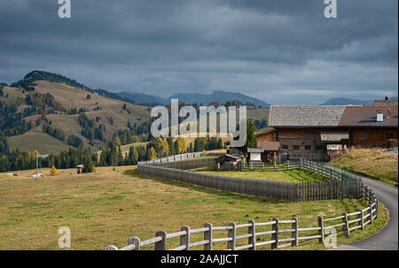 Clôture et chemin rural menant à un chalet en bois de montagne dans le célèbre Alpe di Siusi vallée sur les Dolomites, le Tyrol du Sud en Italie Banque D'Images