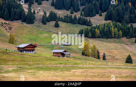 Belle Montagne chalets en bois du célèbre l'Alpe di Siusi vallée sur les Dolomites, le Tyrol du Sud en Italie Banque D'Images