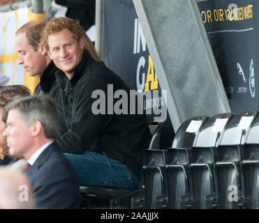 Le prince Harry appuyé par son père, le Prince Charles et son frère le prince William pour le premier jour de l'Invictus games au Lee Valley Park à Londres en 2014. Banque D'Images