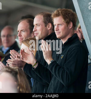 Le prince Harry appuyé par son père, le Prince Charles et son frère le prince William pour le premier jour de l'Invictus games au Lee Valley Park à Londres en 2014. Banque D'Images