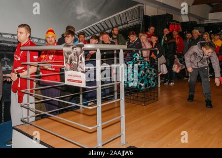 Cork, Irlande, le 22 novembre 2019. John Aldridge Accueil à Liverpool FC Store, la ville de Cork. Les gens alignés dans leurs masses dans le Liverpool FC Store sur Maylor Street à 15h00 pour assister à une rencontre avec l'ancien joueur de football et manager, John Aldridge. Credit : Crédit : Damian Damian Coleman Coleman/Alamy Live News Banque D'Images