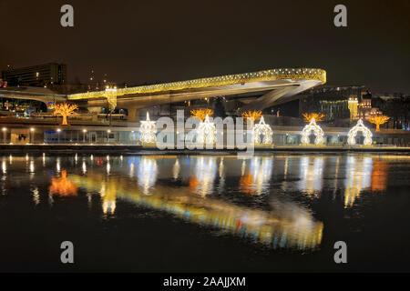 = Pont flottant lumineux et de la jetée de Zaryadye Park le soir du Nouvel An  = décoration de fête pour les vacances d'hiver, de guirlandes et de lumière there are no translations available.in Banque D'Images