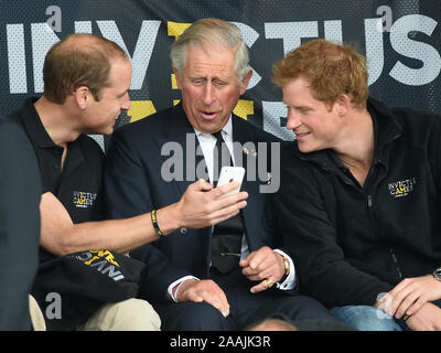 Le prince Harry appuyé par son père, le Prince Charles et son frère le prince William pour le premier jour de l'Invictus games au Lee Valley Park à Londres en 2014. Banque D'Images