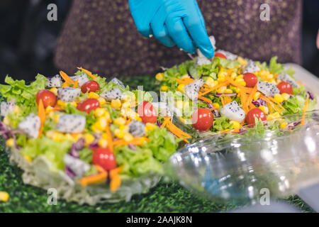 Salade de fruit dans un magasin qui se mélangent à de nombreux types de fruits et légumes ensemble pack dans un coffret plastique Banque D'Images