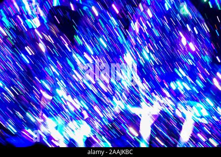 Image flou flou artistique des lumières des néons allumés ballons remplis d'hellium avec led diods de nuit. Banque D'Images